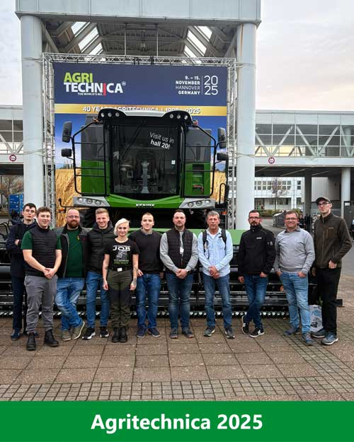 11 Personen stehen vor einem Mähdrescher. Es handelt sich um das Team von Agrar Dippe. Die Maschine steht vor einem Gebäude der Messe Agri Technica. Auf einem Banner hinter dem Traktor kann man die Details zur Messe erfahren: Vom 9. - 15. in Hannover, Deutschland