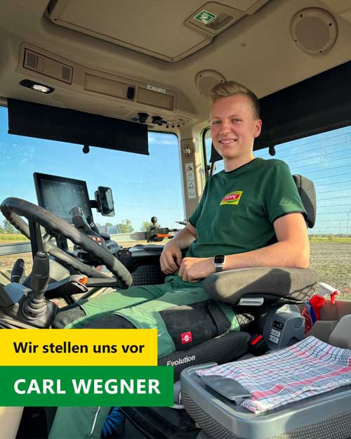Junger Mann mit blonden Haaren sitzt hinter dem Steuer eines Traktors und lacht in die Kamera. Text auf dem Bild: Wir stellen uns vor: Carl Wegner
