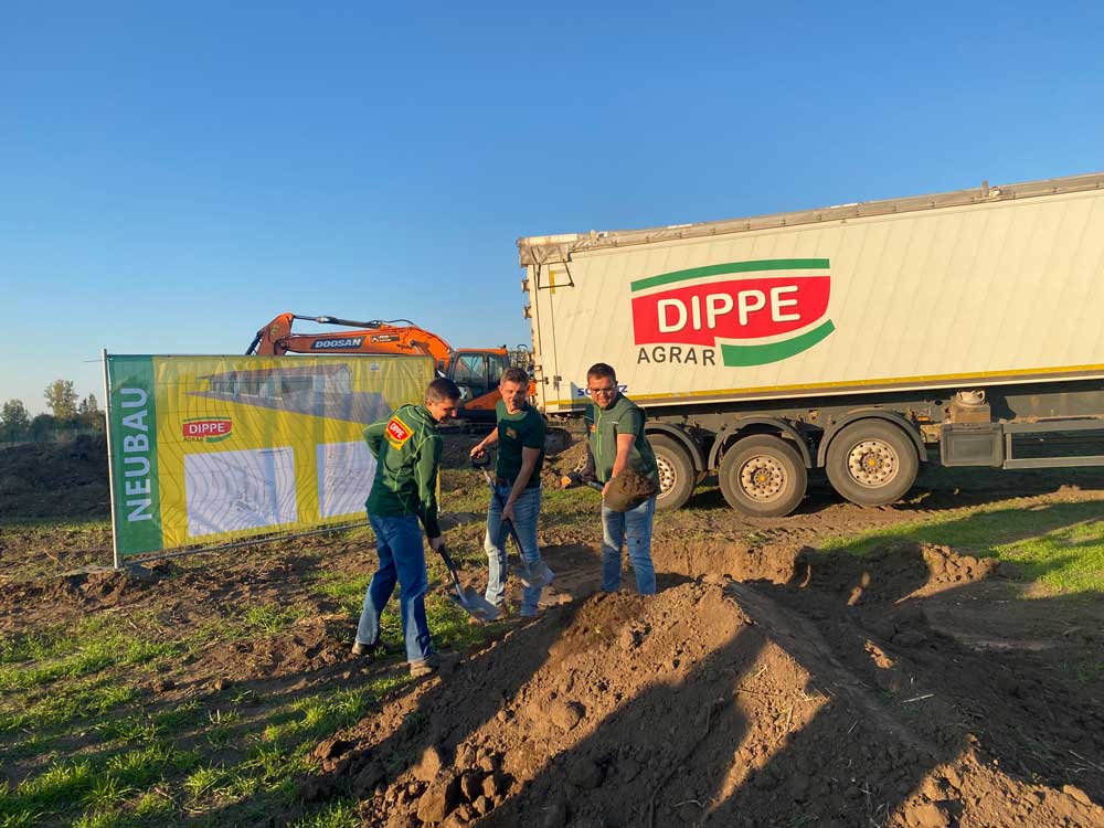 Spatenstich für eine neue Kartoffelhalle und Silos. Die Brüder, Andreas, Martin und Mathias Dippe machen mit Spaten in der Hand den Spatenstich für den Neubau.