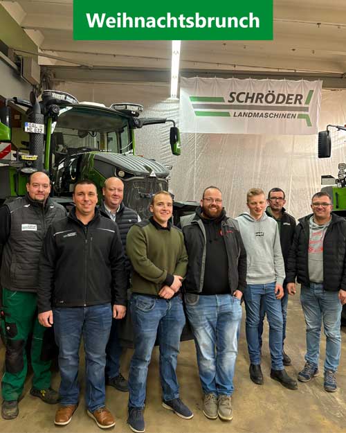 8 Personen stehen vor einem Traktor und einem Banner mit dem Logo von SCHRÖDER LANDMASCHINEN. Bei den Personen handelt es sich um 3 Mitarbeiter von Schröder Landmaschinen und 5 Mitarbeitern von Agrar Dippe. Oben steht der Text Weihnachtsbrunch. Schröder Landmaschinen haben zum Weihnachtsbrunch geladen. Ein Teil des Teams von Agrar Dippe hat die Einladung gerne wahrgenommen