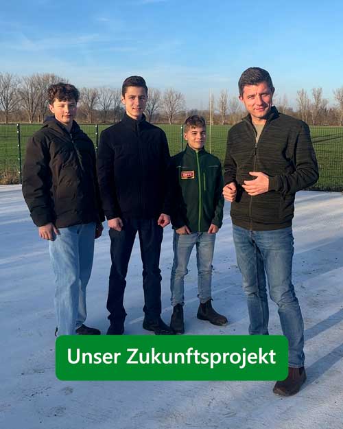 3 Jungen und 1 Mann stehen nebeneinander. Bei den Jungs handelt es sich um Nachwuchs der Dippe Brüder. Der Mann ist Martin Dippe. In dem Video stellen sie ihr Zukunftsprojekt, den neuen Bau, vor.